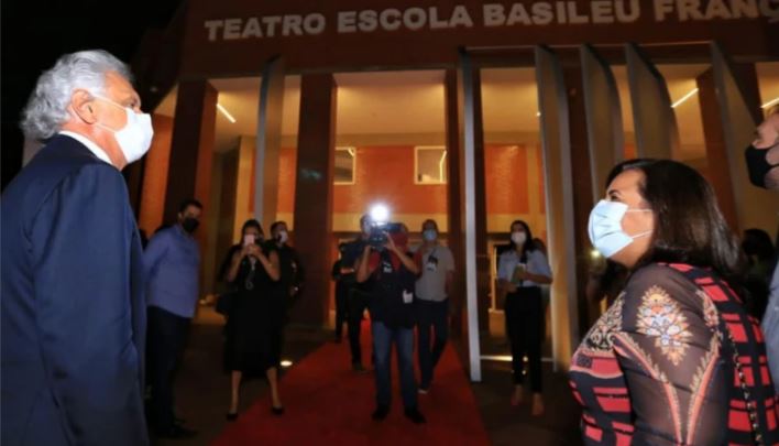 “Entrego ao povo goiano o Teatro Escola Basileu França”, diz Caiado na reinauguração