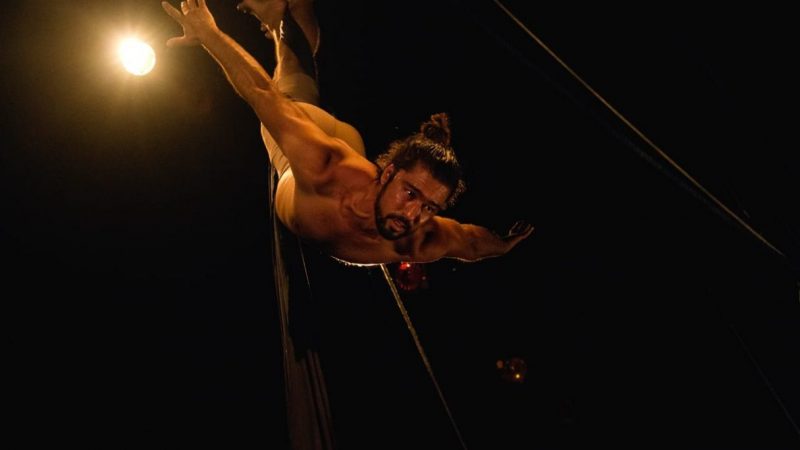 Teatro Goiânia recebe “Causos de Voos e Riscos” do acrobata solo Gabriel Coelho