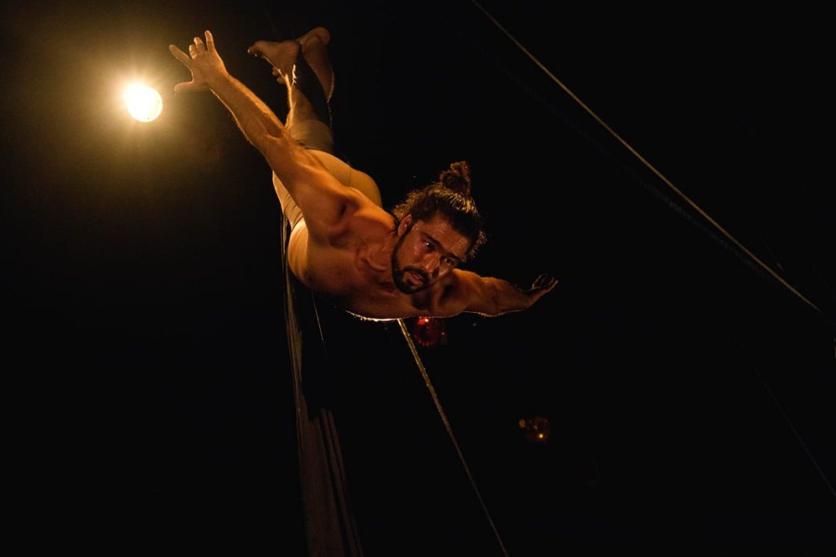 Teatro Goiânia recebe “Causos de Voos e Riscos” do acrobata solo Gabriel Coelho