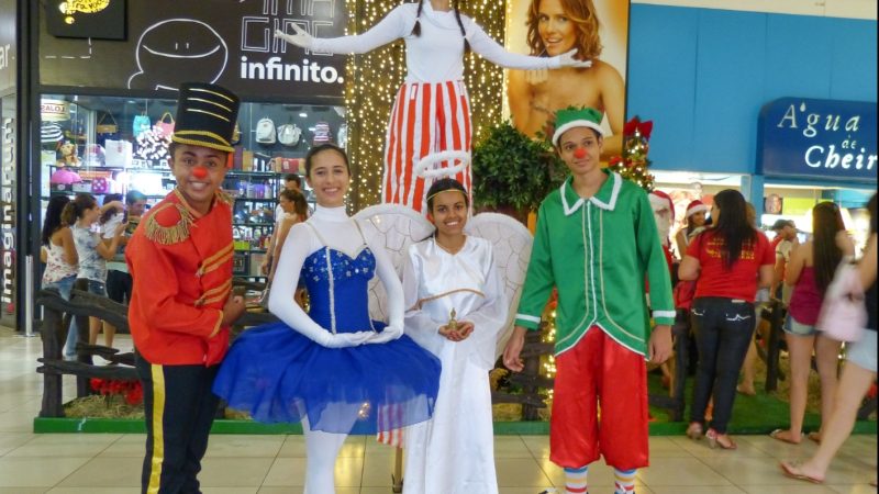 Personagens de “Auto da Estrela” na chegada do Papai Noel no Shopping Rio Verde