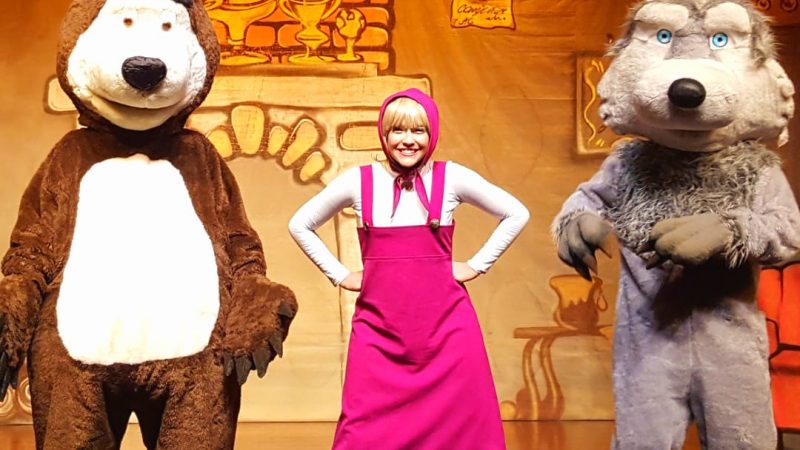 O espetáculo infantil “A Menina Masha e o Urso” no Teatro da PUC em Goiânia