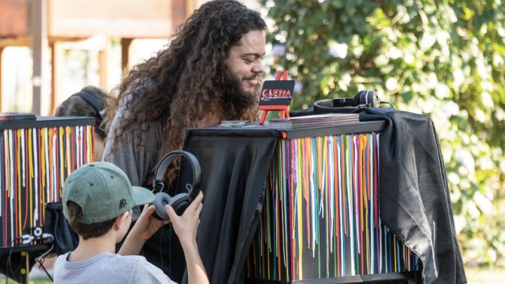 Histórias Encaixotadas em apresentações de Teatro Lambe-lambe em comunidades indígenas goianas